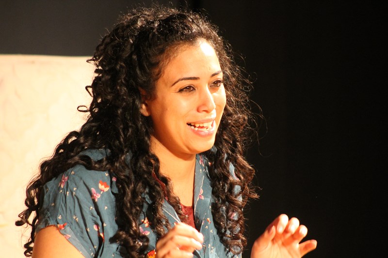 محمود درويش في عرابة يستضيف مسرحية تشويسيز التي تعالج قضايا اغتصاب المرأة 